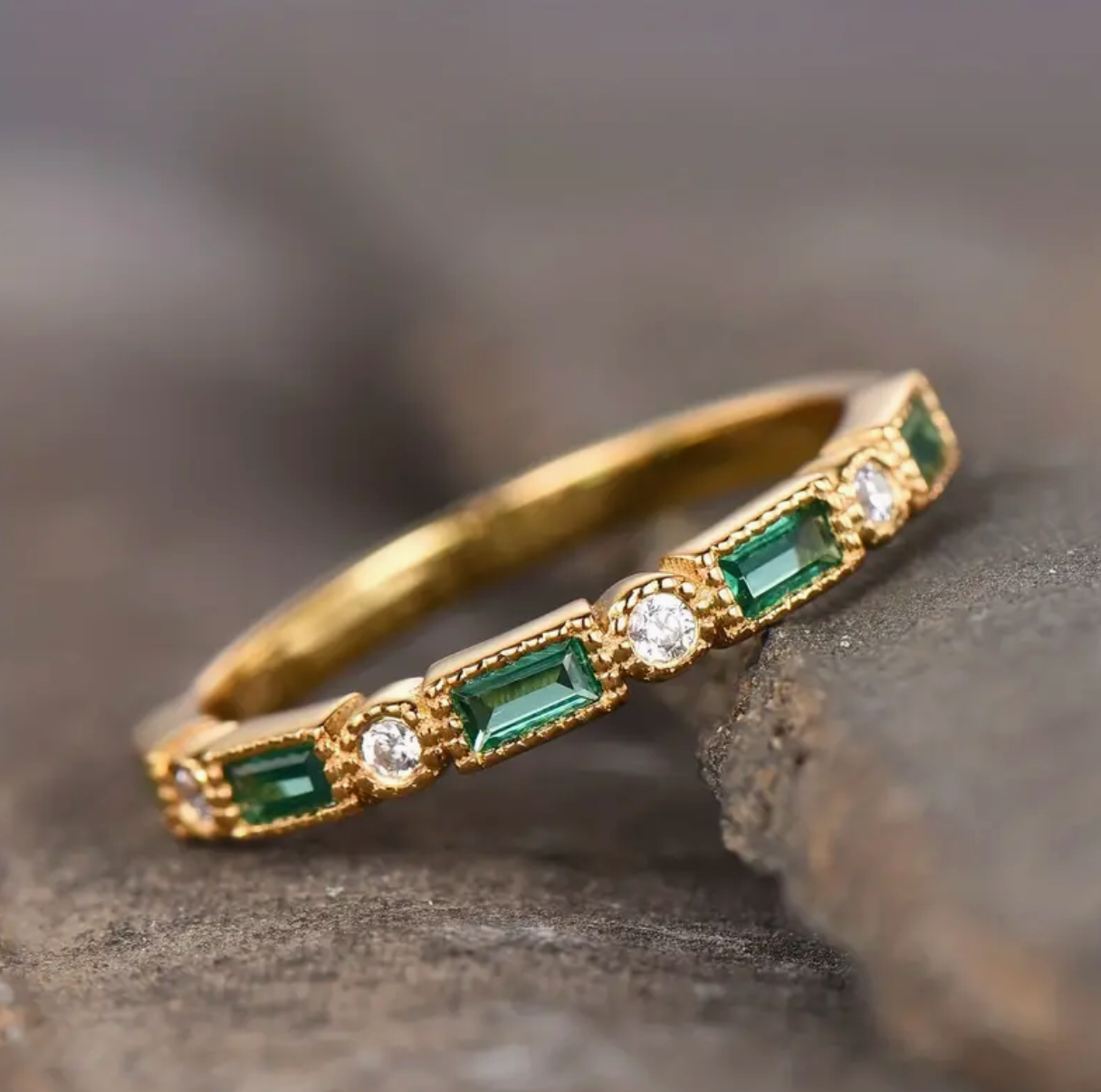 Vintage Inlaid Green Zirconia Gold Ring