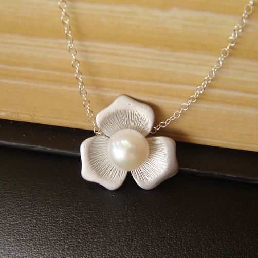 Elegant White Pearl Flower Necklace